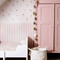 tapeta-wrozki-bezowe-paski-aranzacja-pokoj-dziewczynki
