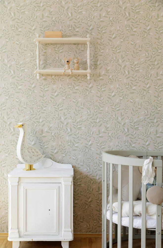 Tapeta dziecięca w zielone gałązki beżowa w aranżacji pokoju dziecka