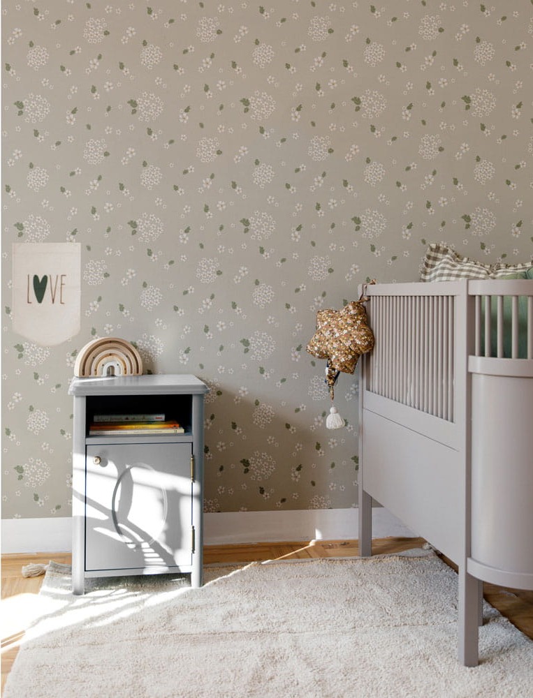 Tapeta do pokoju dziecka w drobne białe kwiatki na beżowym tle