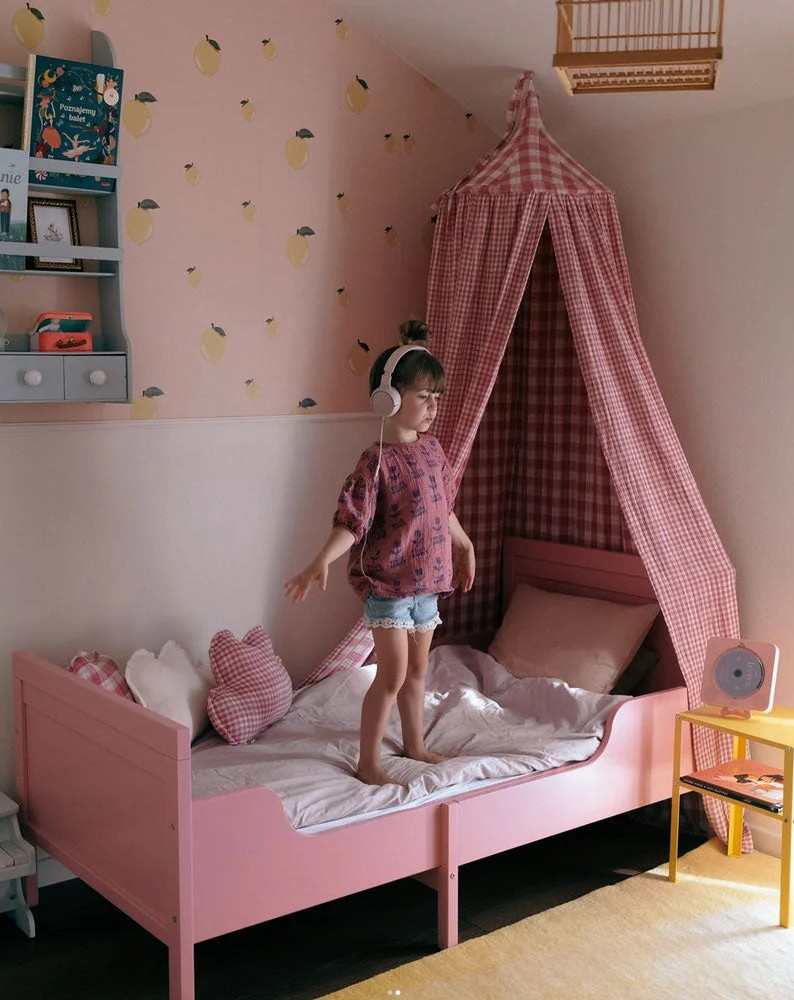 Tapeta dziecięca w cytryny na łososiowym tle