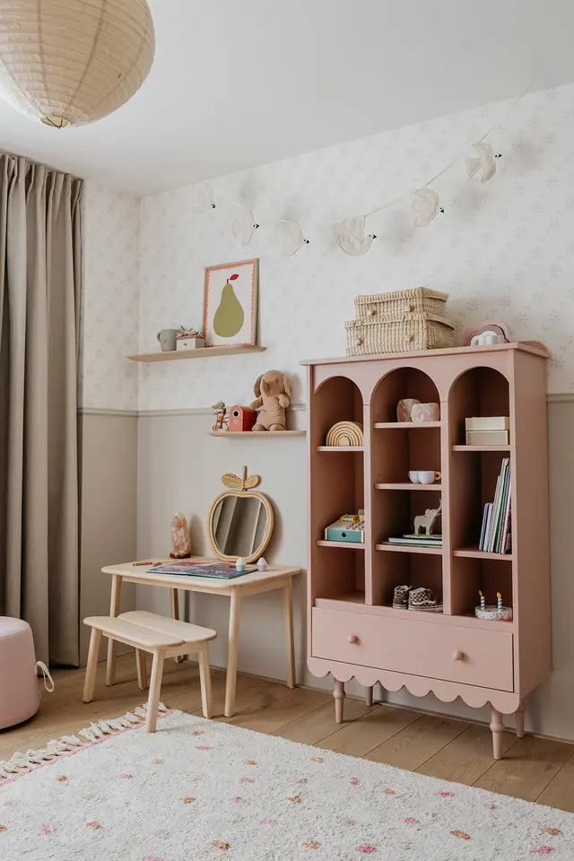Różowe meble w pokoju dziewczynki
