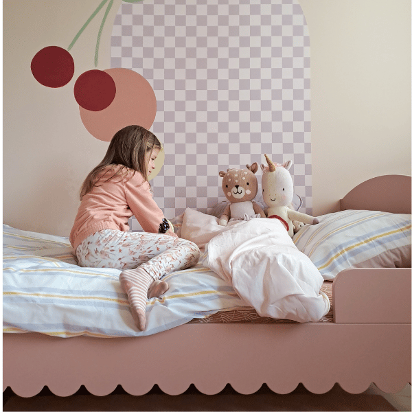 Łóżko dziecięce w kolorze różowym