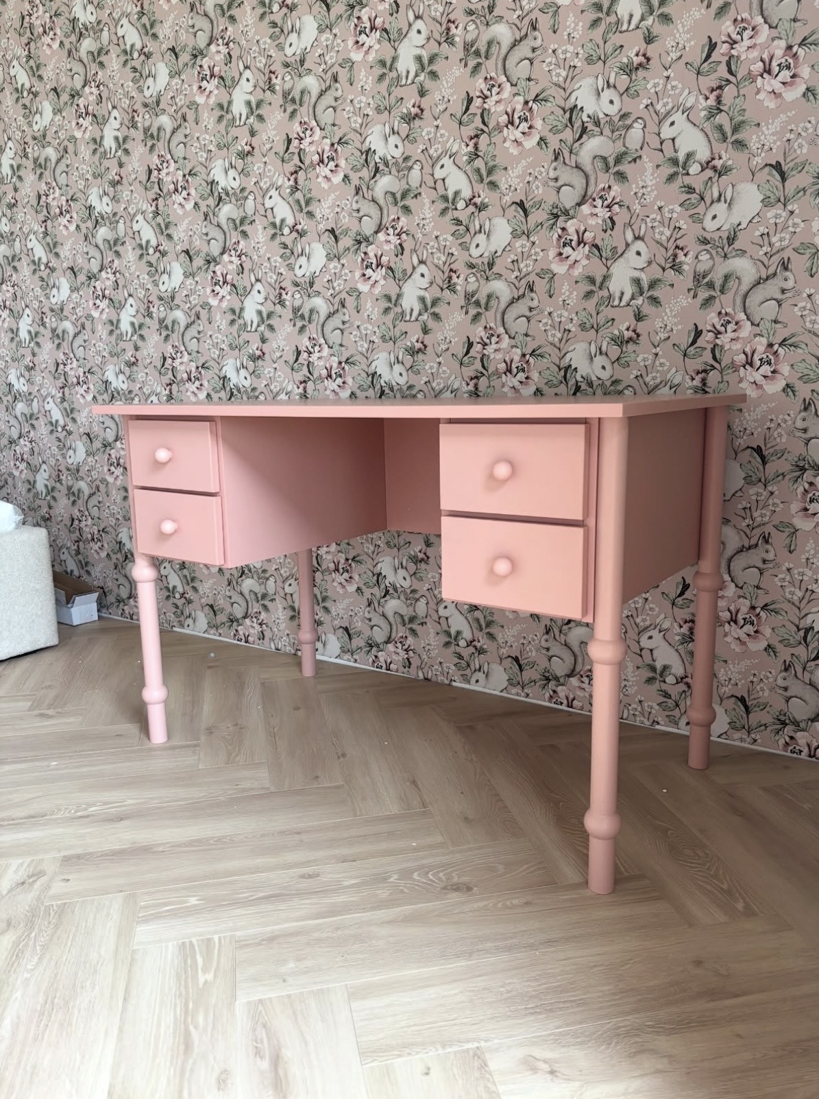 Różowe biurko do pokoju dziewczynki