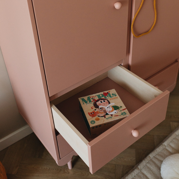 Szuflada w szafie różowej